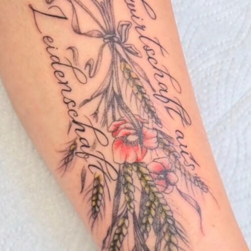 Tattoo innerer unterarm weizen ehren mit mohnblumen und schriftzug