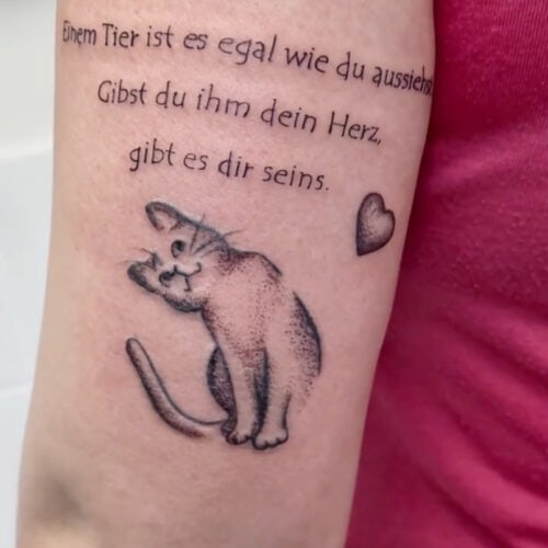 Tattoo oberarm hinten kaetzchen und herz mit schriftzug darueber